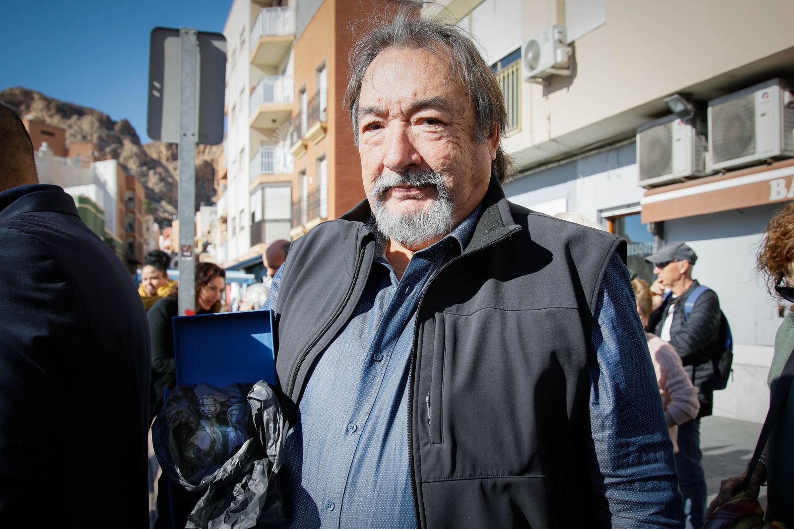 Imágenes de la inauguración sobre escultura ‘Familia Marinera’, del escultor Francisco Javier Galán, en homenaje a las familias de pescadores en Pescadería-La Chanca