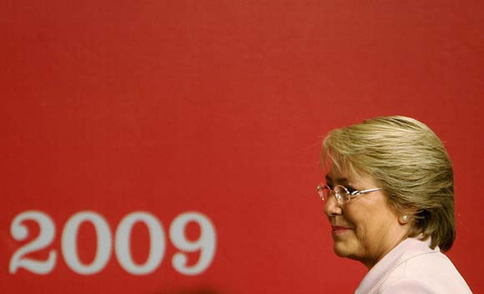 Bachelet llama a adoptar "medidas populares pero no populistas" ante la crisis