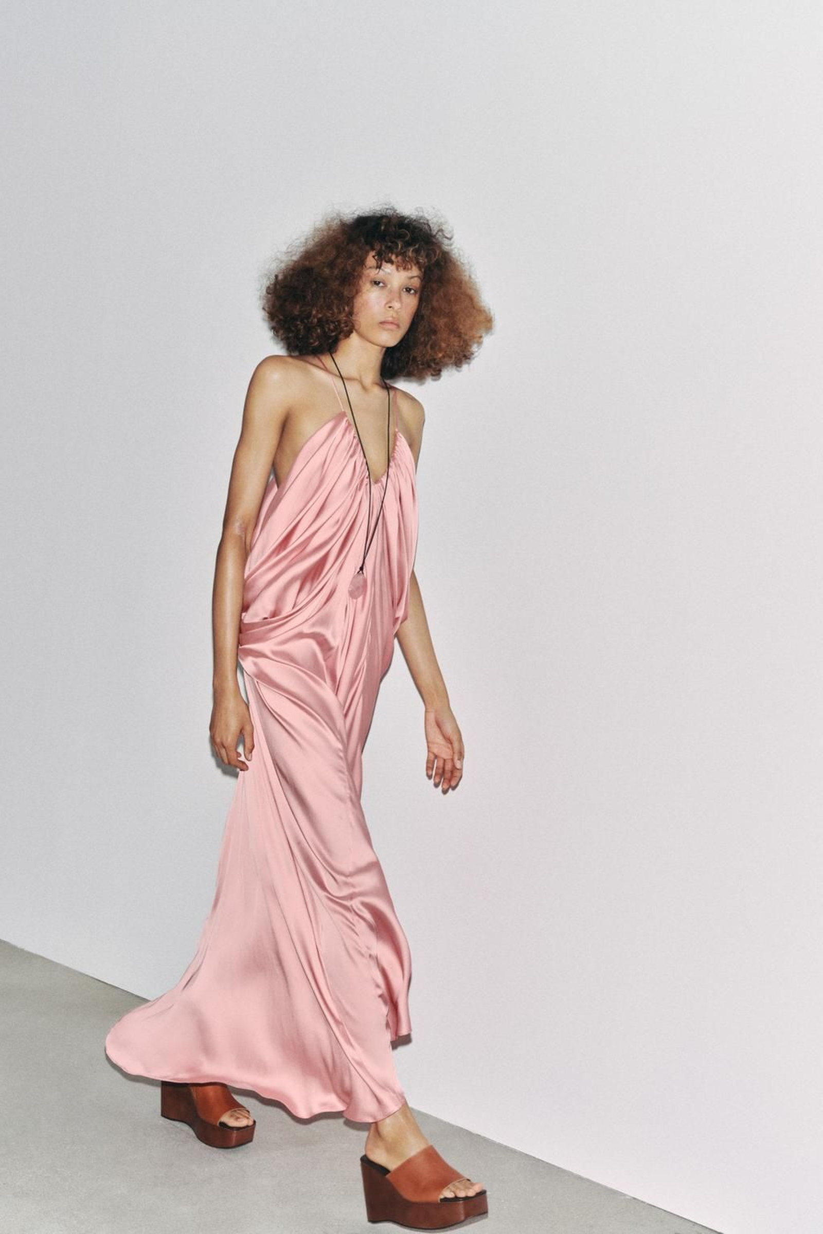 Vestido rosa de Zara. Vestido rosa de Zara.
