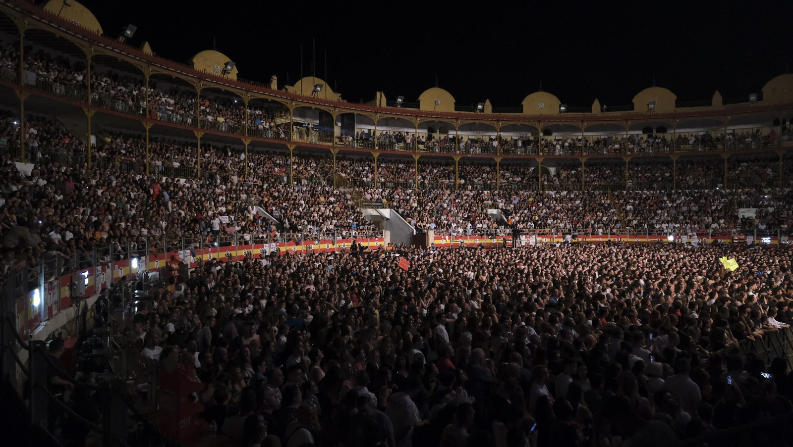 El concierto de Melendi llena de fans la Plaza de Toros de Almería, en imágenes