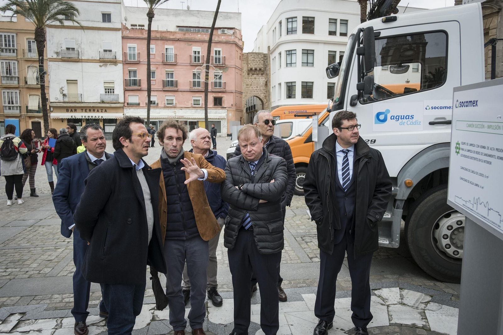 El alcalde visita los vehículos de Aguas de Cádiz expuestos en la plaza de la Catedral. El alcalde visita los vehículos de Aguas de Cádiz expuestos en la plaza de la Catedral.