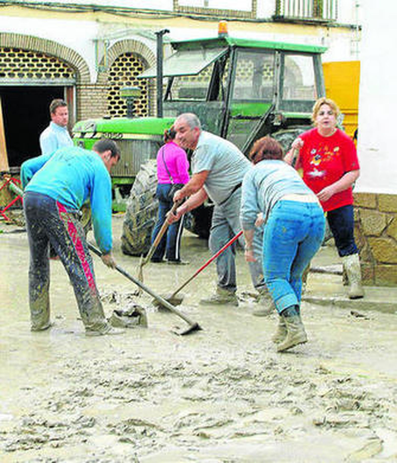 Unos vecinos achican agua en Cañete de las Torres.