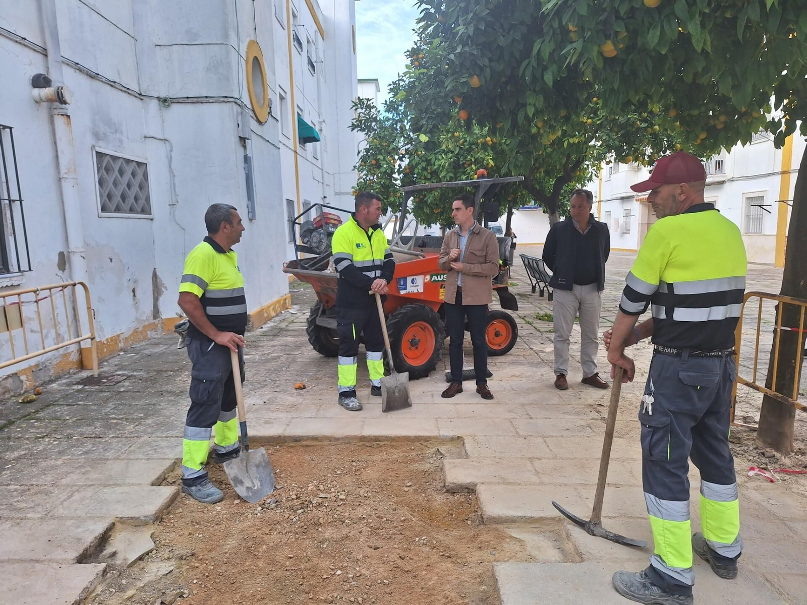 Espinar supervisa las obras de mejora del pavimiento en la barriada Las Viñas de Jerez. Espinar supervisa las obras de mejora del pavimiento en la barriada Las Viñas de Jerez.