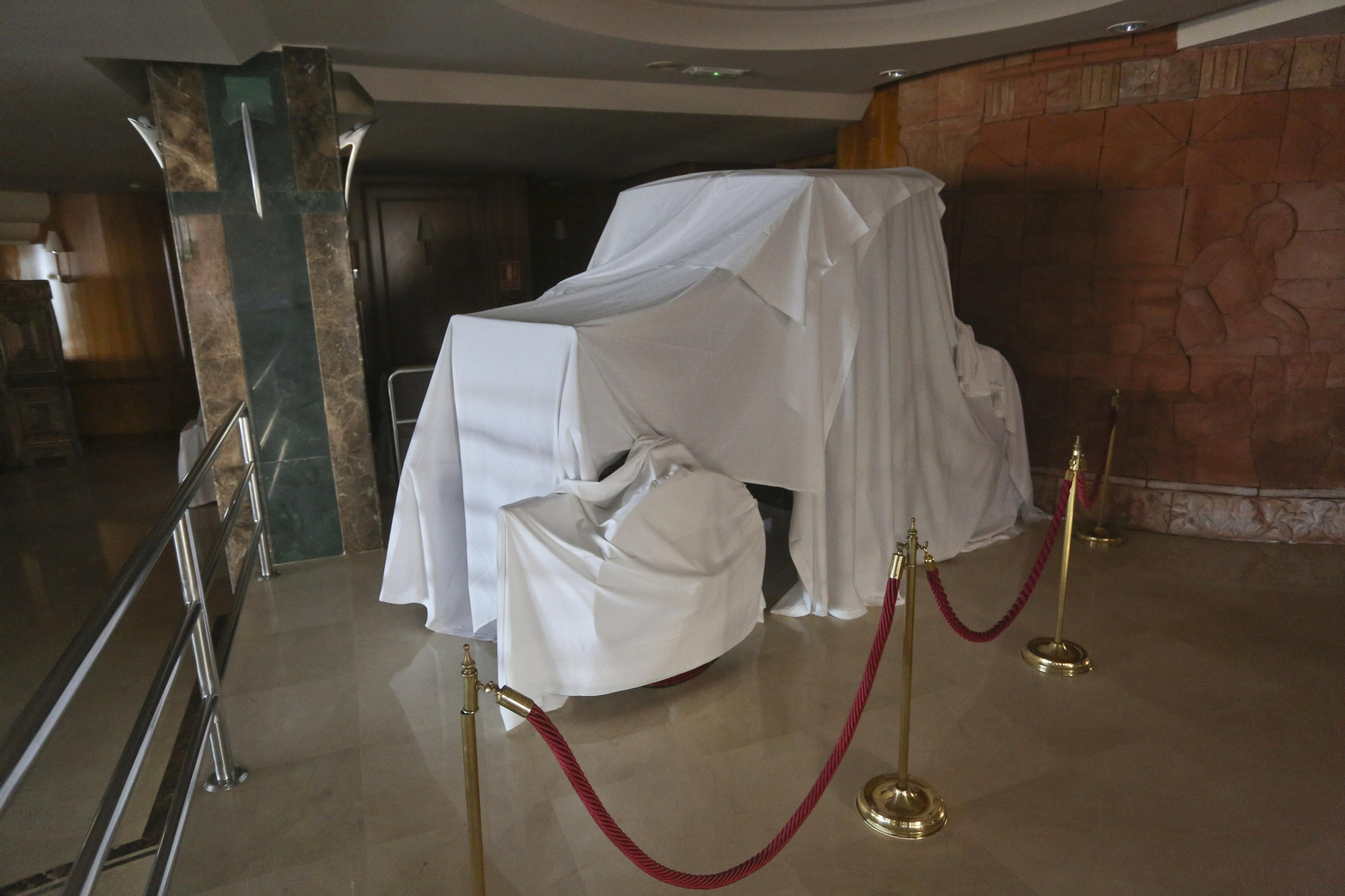 Sábanas blancas visten el hotel Amaragua de Torremolinos, cerrado por el coronavirus, en fotos