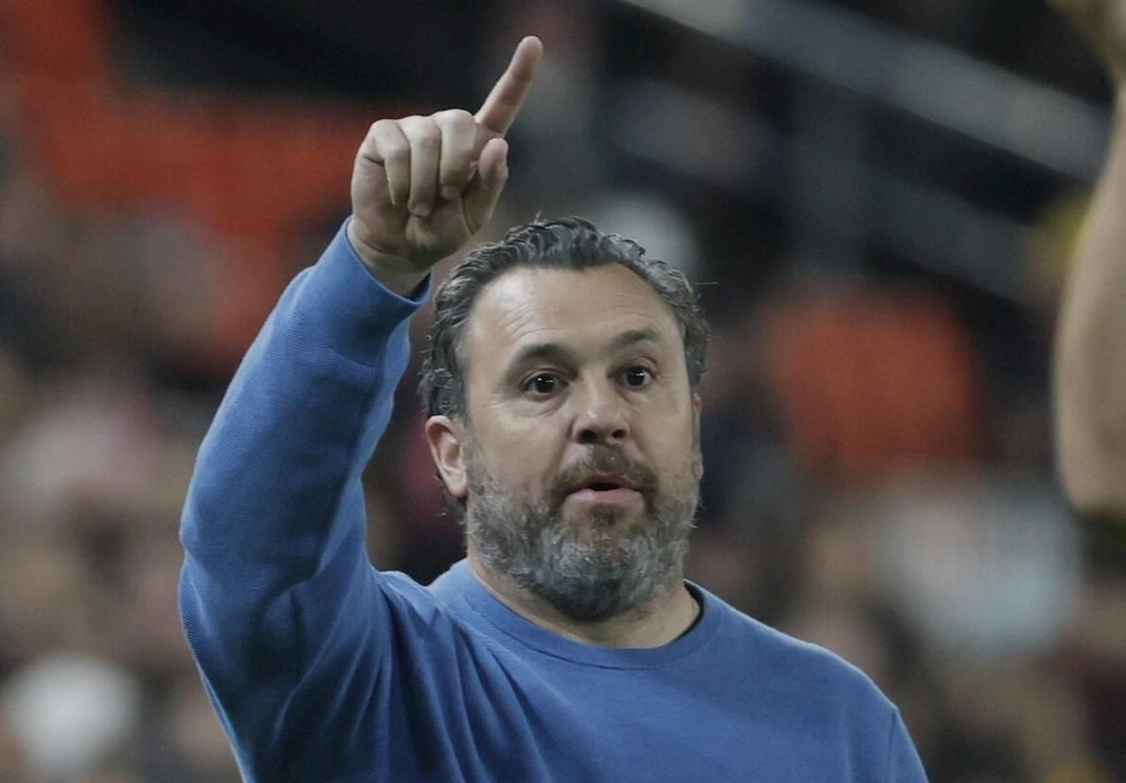 Sergio González, muy activo en la zona de banquillos.