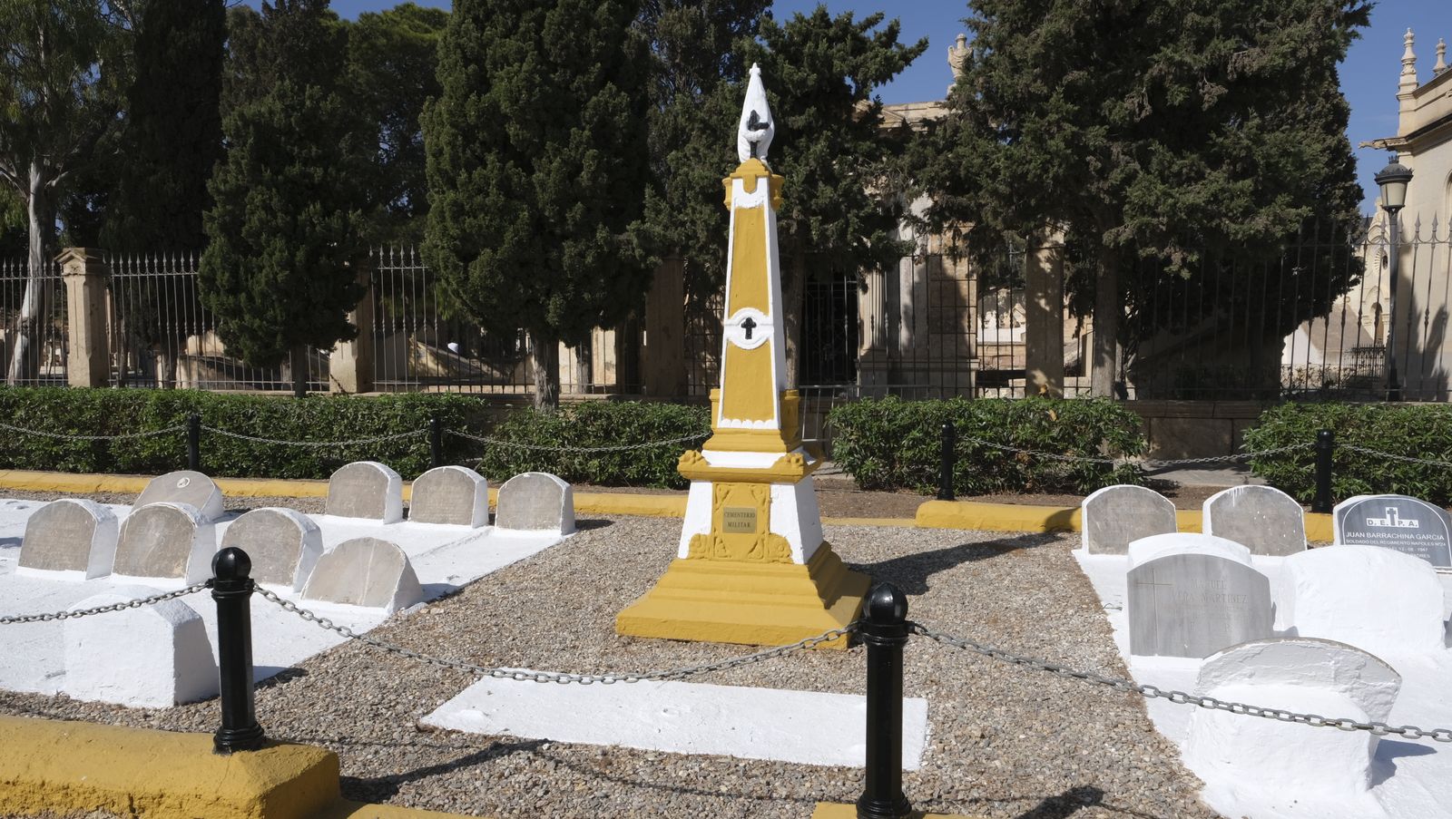 Imágenes del Día de Todos los Santos en el Cementerio de San José de Almería