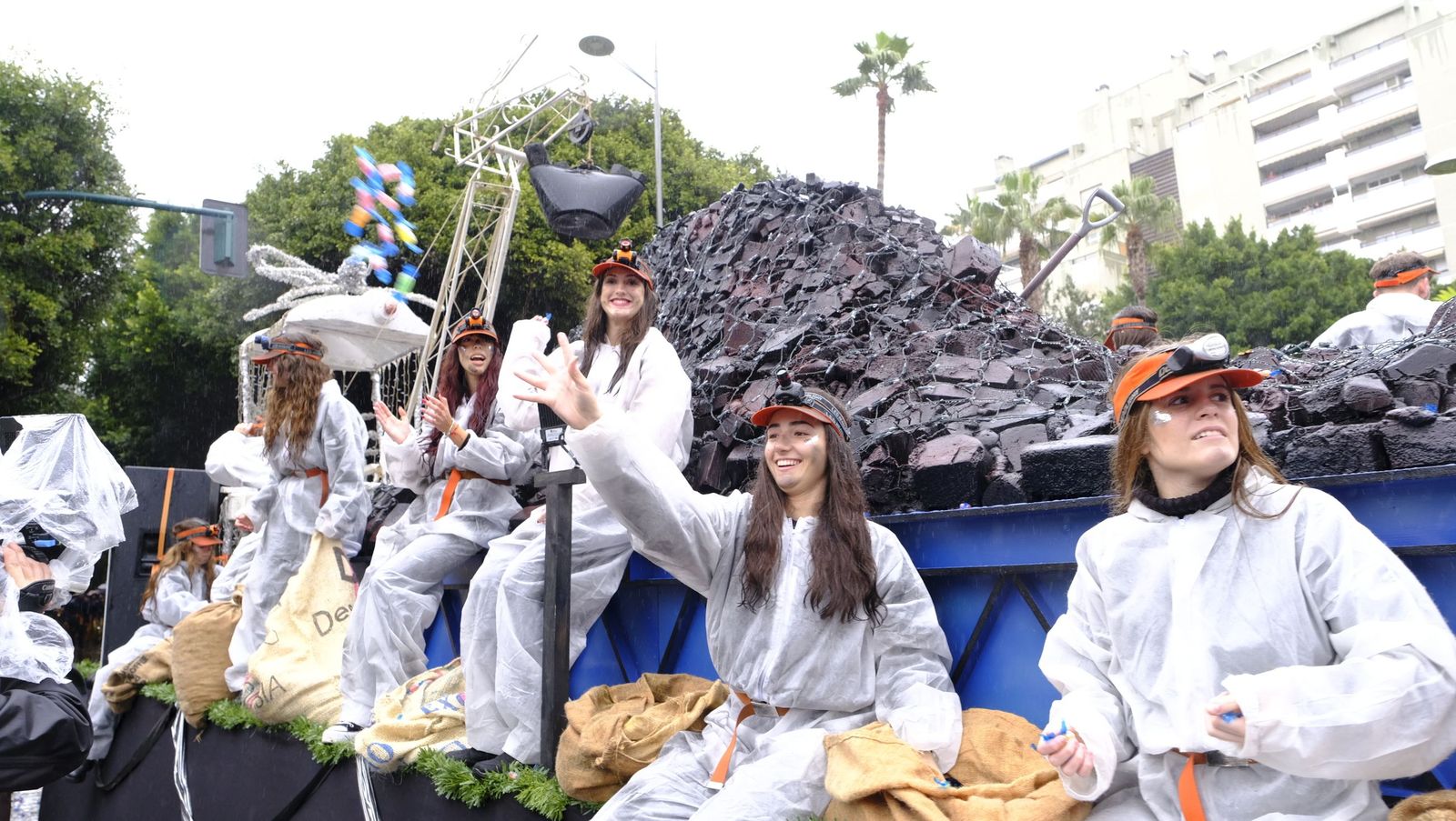 Fotografías de la cabalgata de los Reyes Magos pasada por agua en Almería