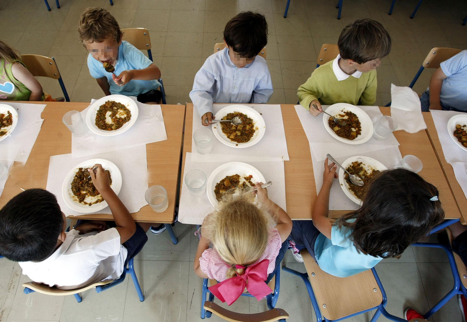 Niños en un comedor escolar.