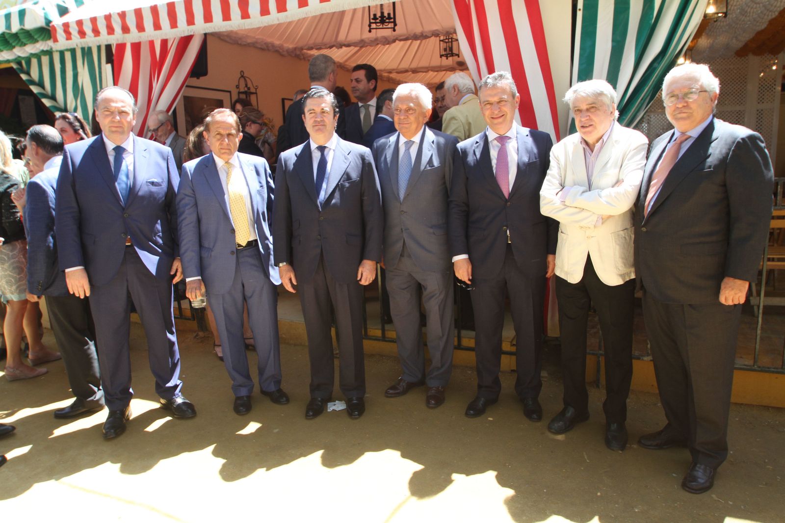 José Vicente Morata, presidente de la Cámara de Comercio de Valencia; Antonio Pascual, Borja Prado, Francisco Herrero, presidente de la Cámara de Comercio de Sevilla; Francisco Arteaga; Enrique Valdivieso, catedrático de Historia del Arte; y Rafael Beca.