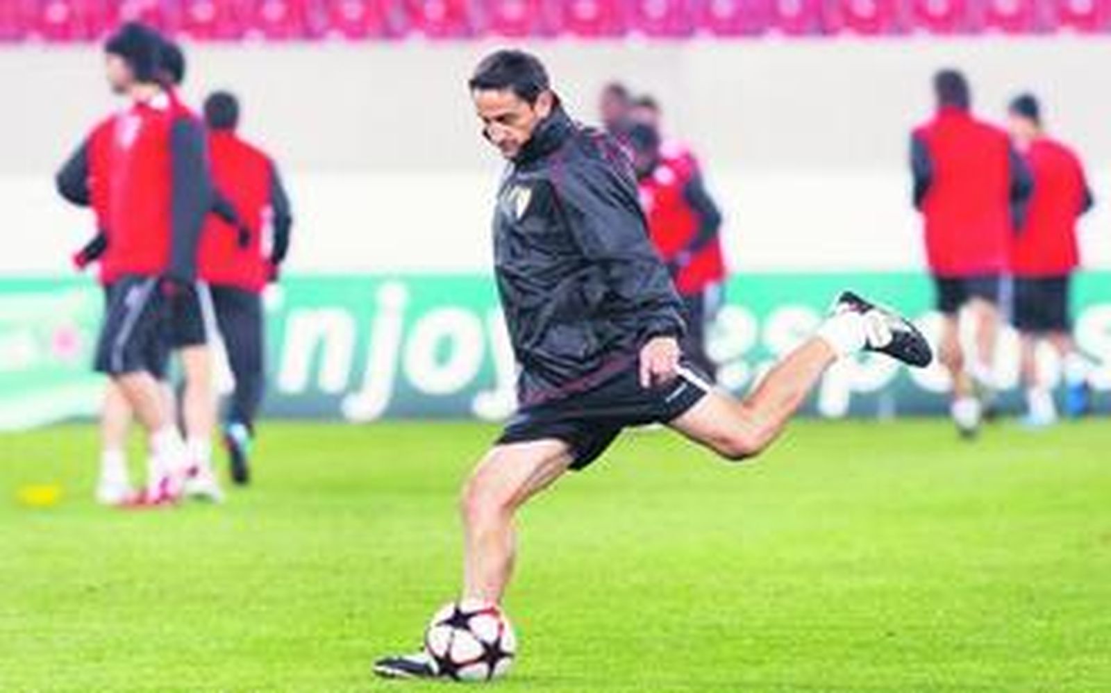 Jiménez ensaya con la zurda en la sesión de entrenamiento.
