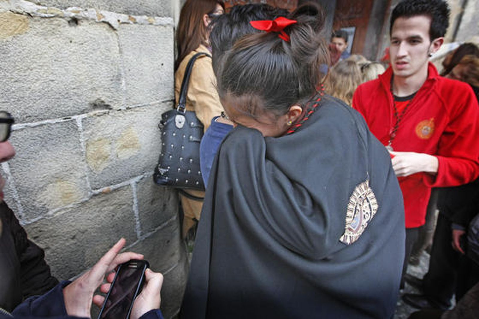 Una joven hermana de San Mateo llora ayer tras conocer que su hermandad no haría estación de penitencia.

Foto: Pascual