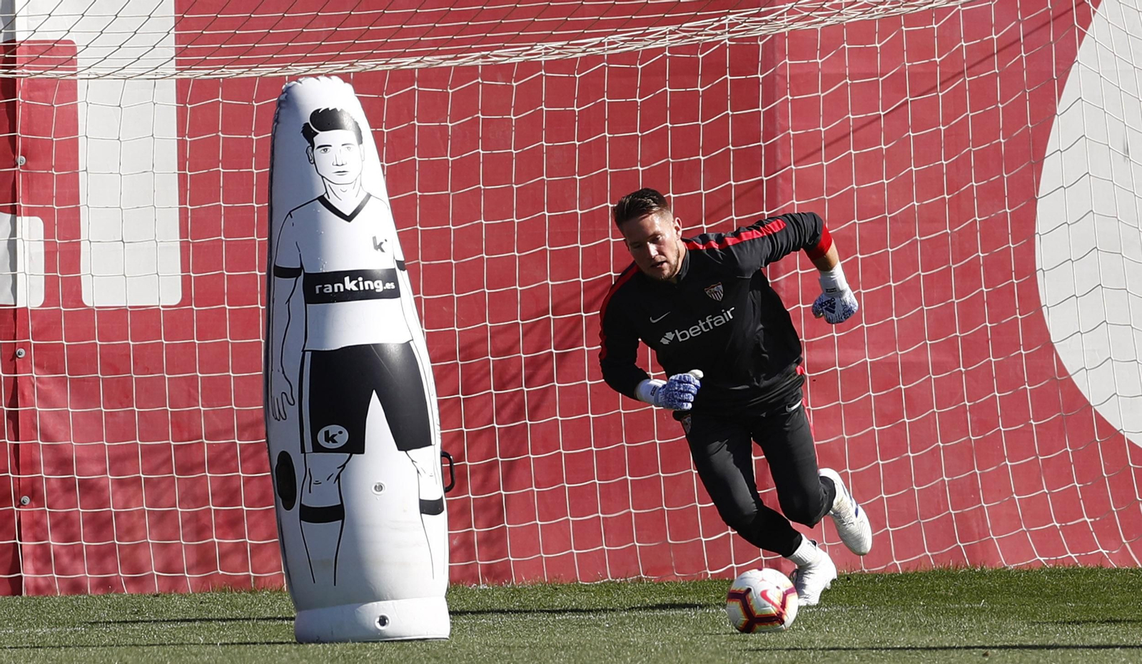 Vaclík arranca para realizar una parada en un entrenamiento.