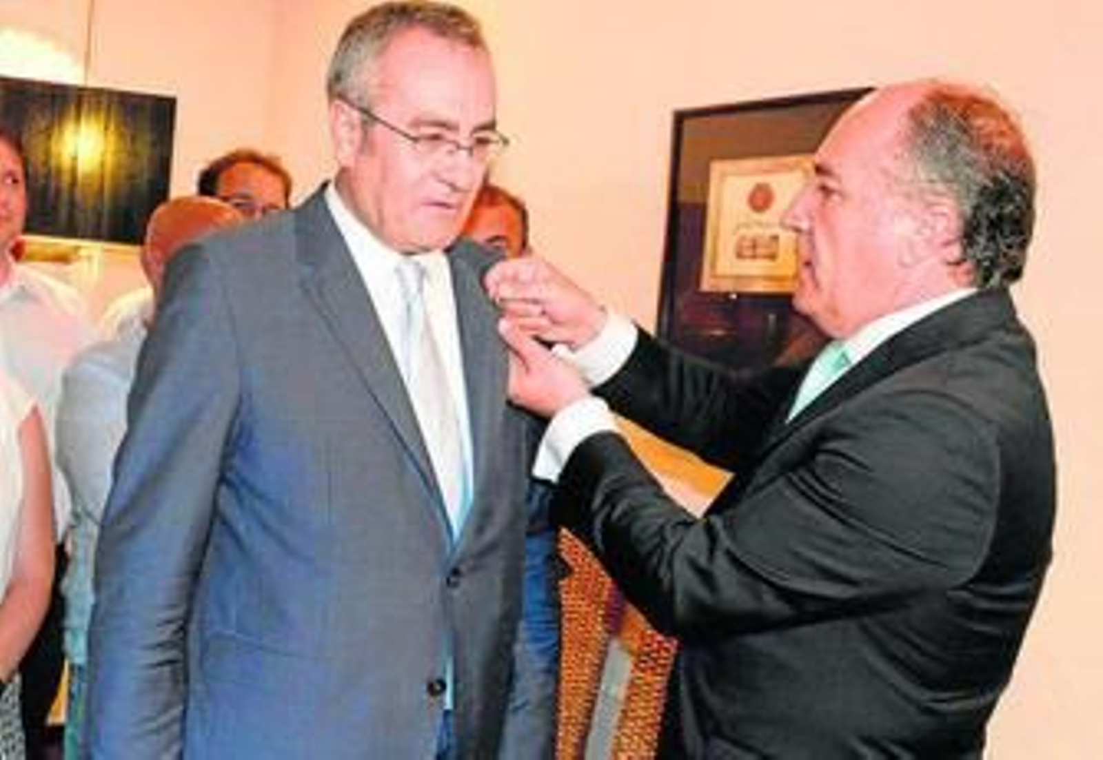 El alcalde de Algeciras, José Ignacio Landaluce, impone la insignia de la ciudad a José Llorca, ayer. El alcalde de Algeciras, José Ignacio Landaluce, impone la insignia de la ciudad a José Llorca, ayer.