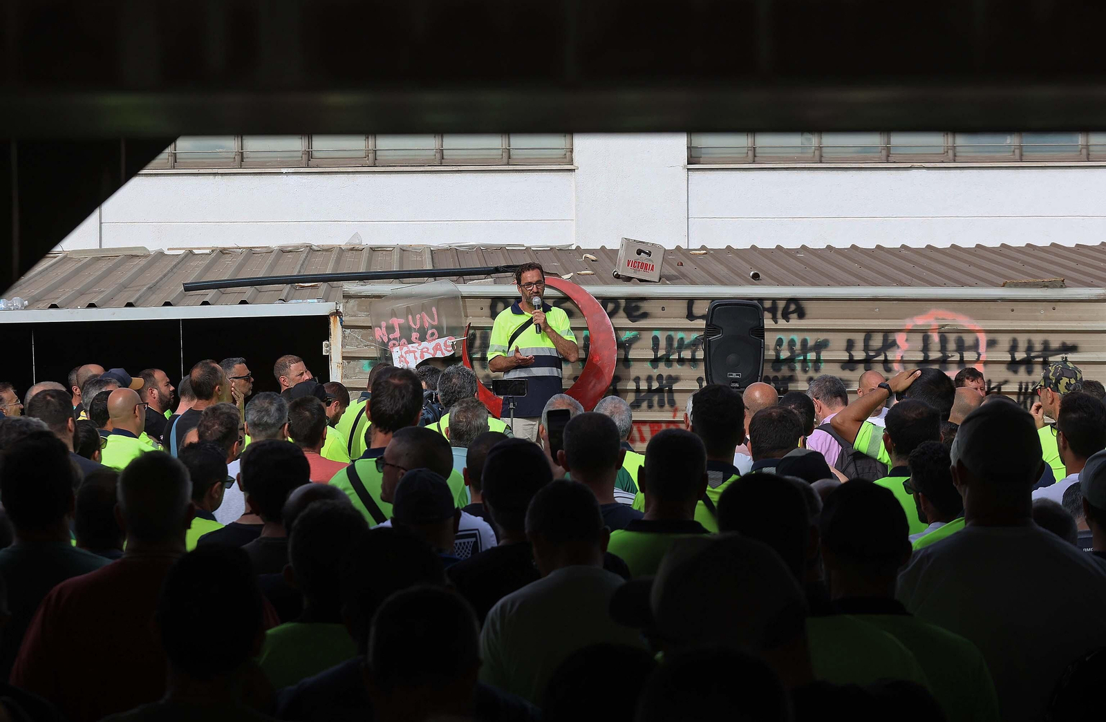 Imágenes de la asamblea de los huelguistas de Acerinox
