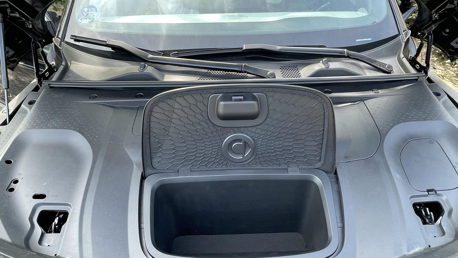 Todos los Smart #1, con uno o dos motores, tiene bajo el capó este espacio que puede ser muy conveniente para guardar cables o el kit antipinchazos.