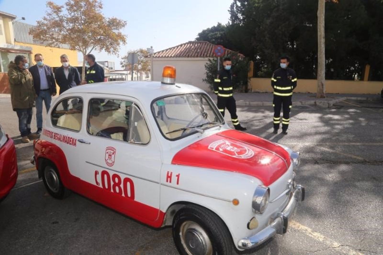 Un Seat 600 tuneado, el vehículo de los Bomberos de Marbella para dar charlas en colegios
