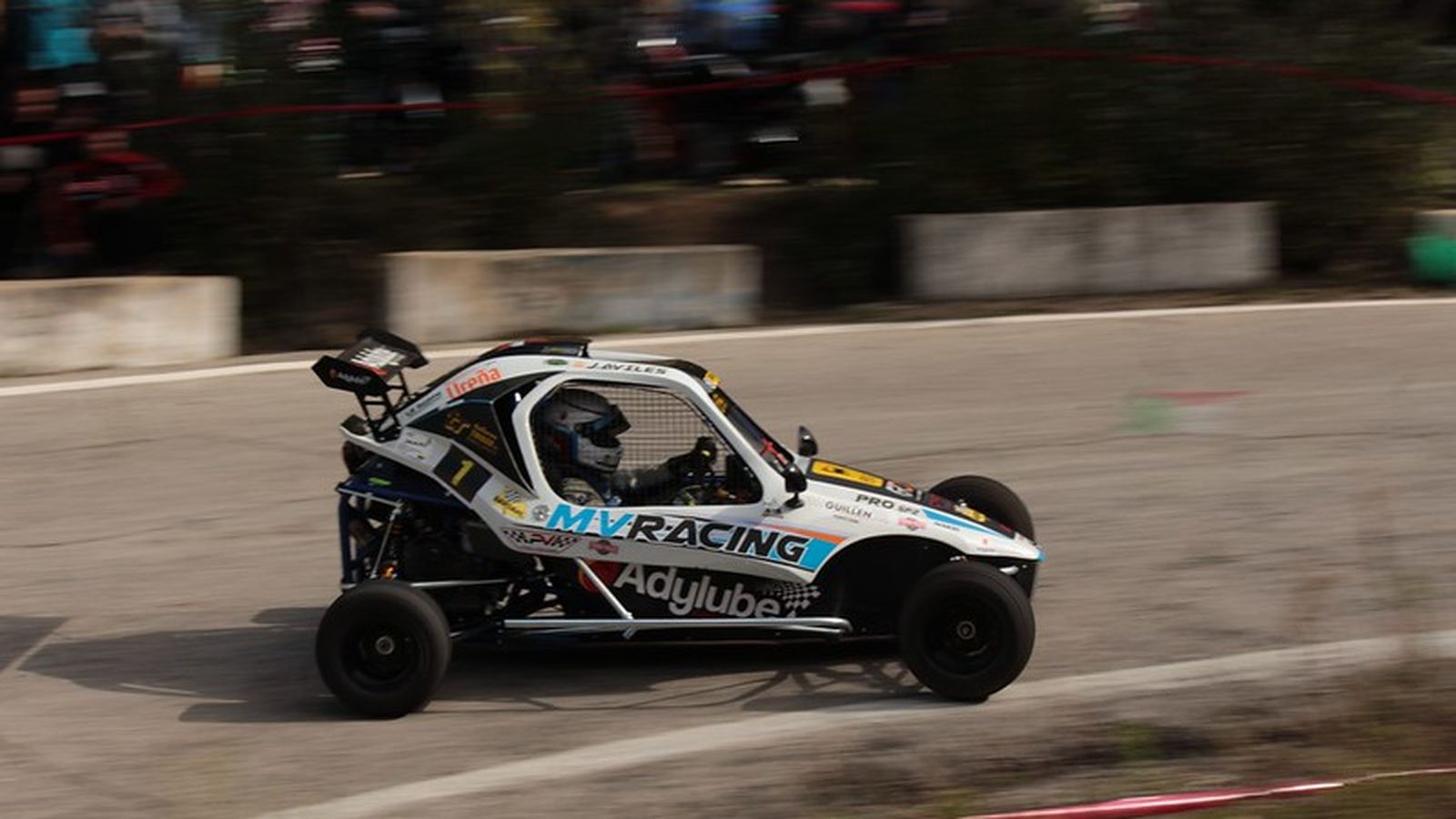 Javier Avilés, al volante de su MV Racing Pro SP2 .
