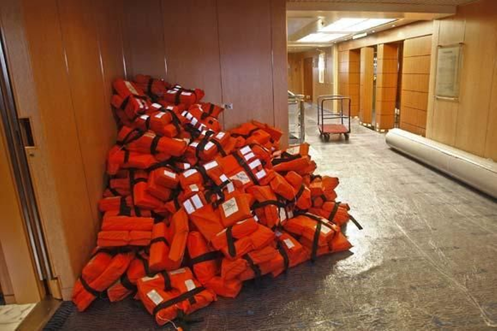 Más de 200 operarios de Navantia participan en la revisión del buque de Iberocruceros

Foto: Joaquin Pino