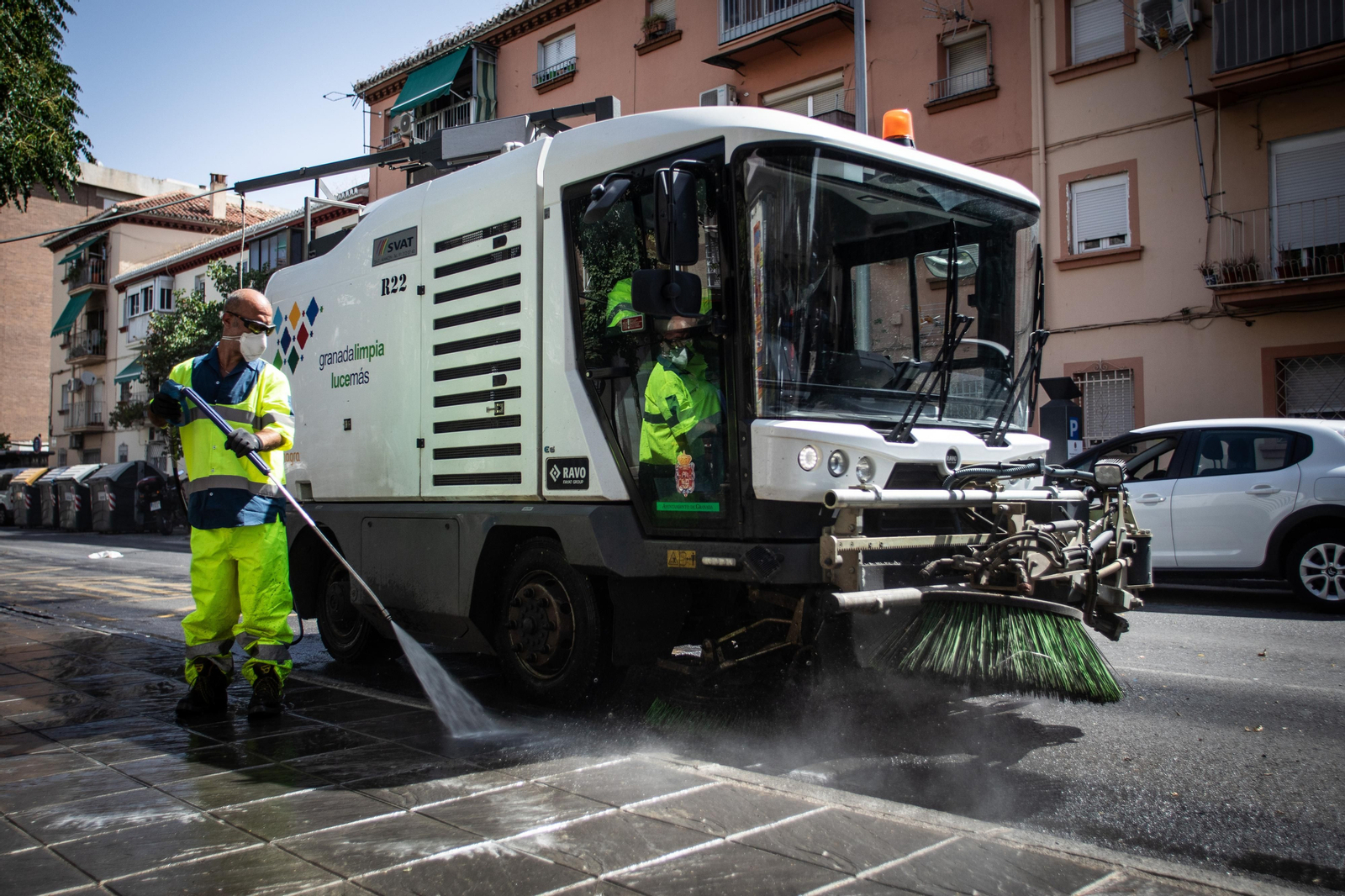 El Ayuntamiento de Granada dispone brigadas de "choque" para la limpieza urgente de los barrios