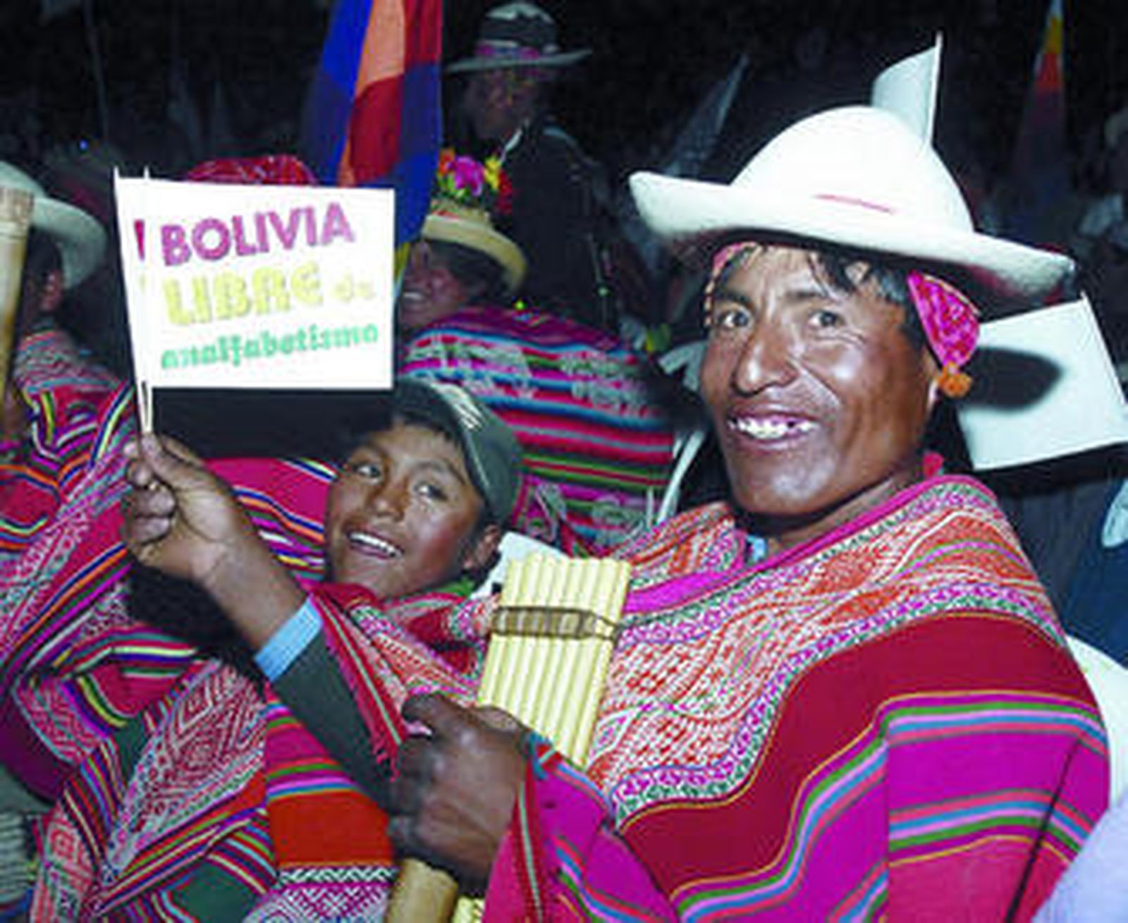 Un indígena boliviano celebra el anuncio de que el país ha superado la tasa de alfabetización del 95%.