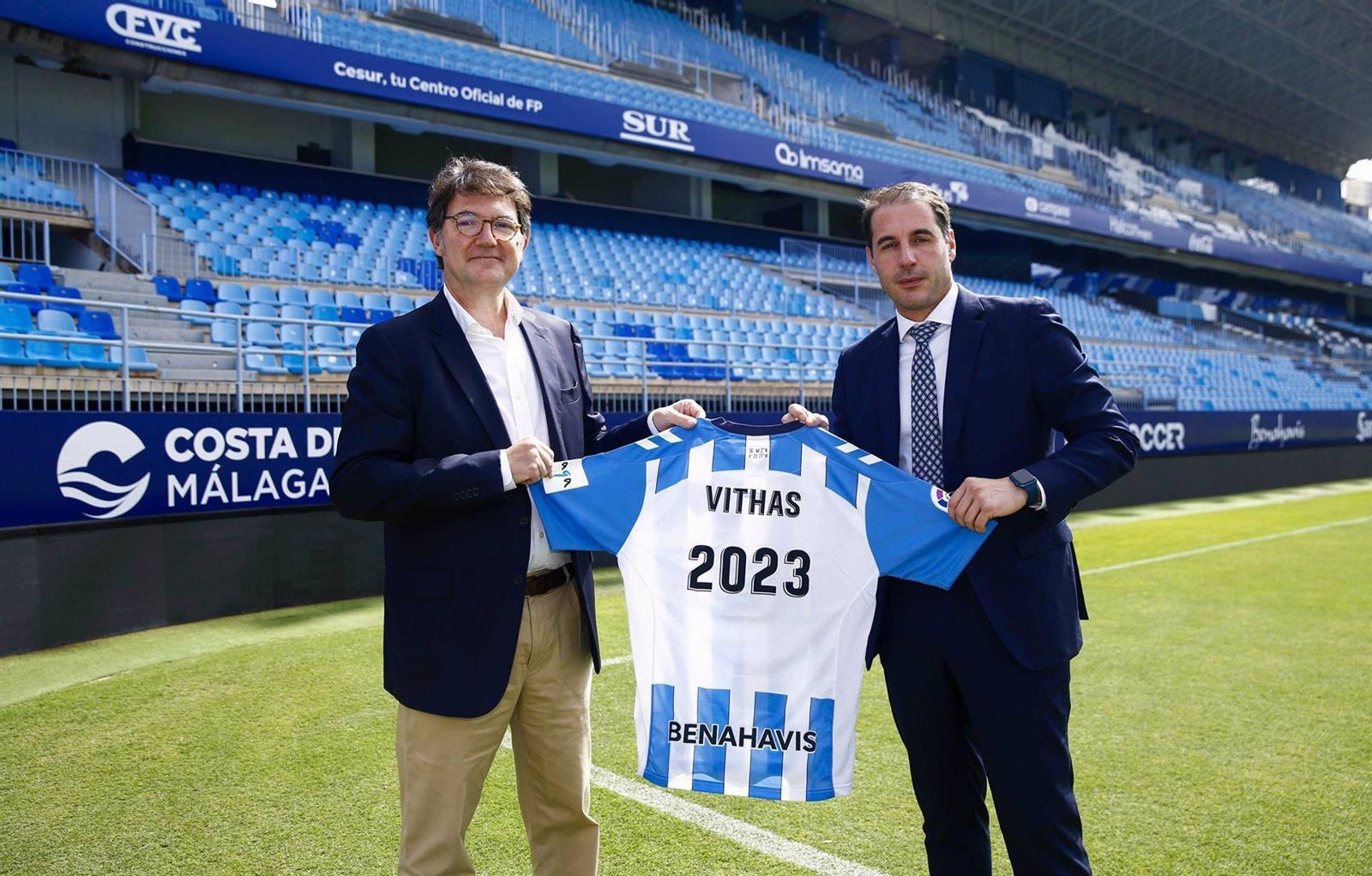 Carlos Arias, director del Área de Negocio y Servicios Generales del MCF, y el director gerente de Vithas Málaga, Rubén Sanz, tras la renovación de un acuerdo.