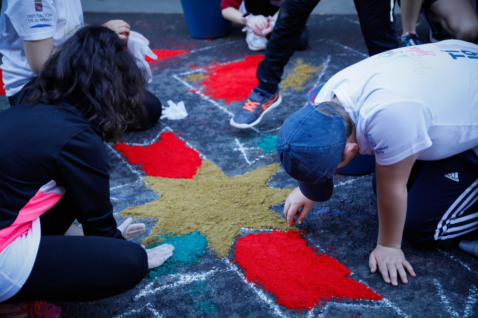 Así es la alfombra de serrín de 60 metros en el Paseo de Almería, en imágenes.