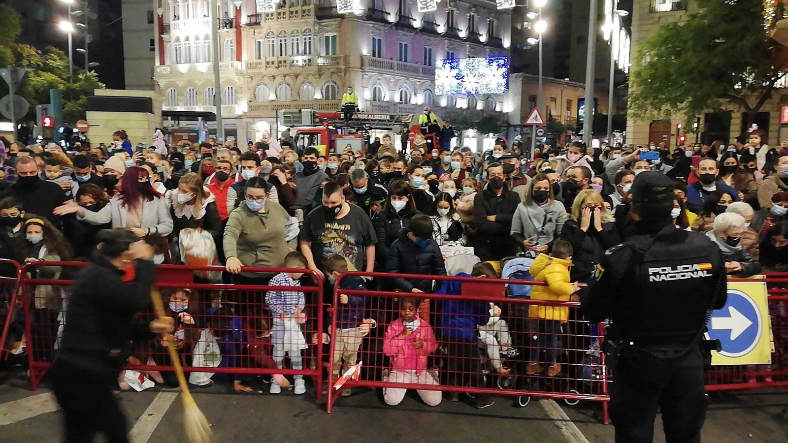 Miles de personas salieron a la calle para disfrutar del espectáculo y en el Paseo de Almería fue complicado guardar la distancia de seguridad