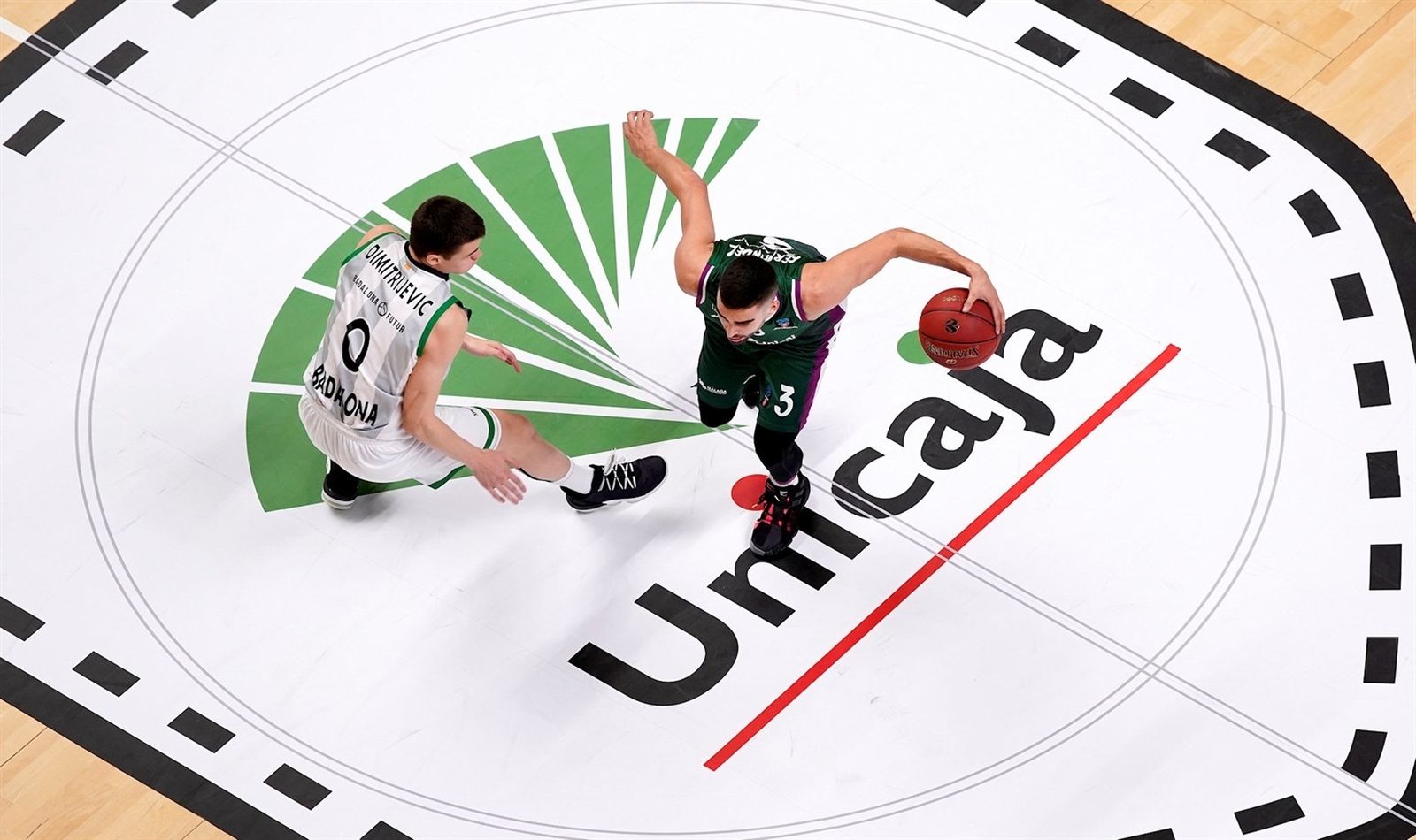 Jaime Fernández, ante Dimitrijevic, en el centro del Carpena.