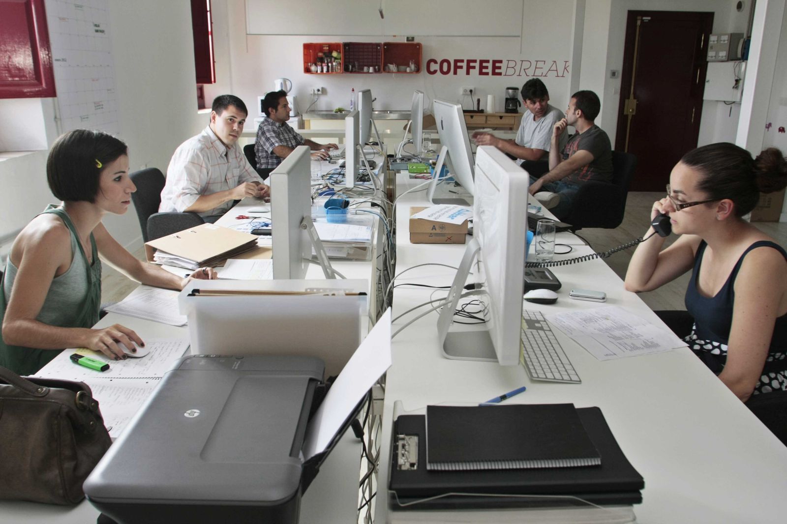 Imagen de archivo de trabajadores en una empresa