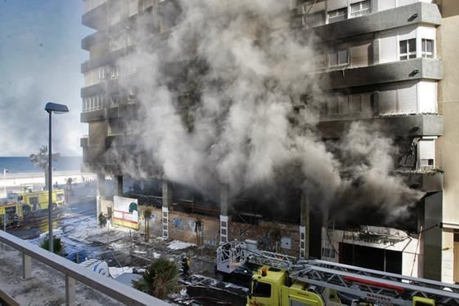 Espectacular incendio en un edificio de la calle Brasil. /José Braza