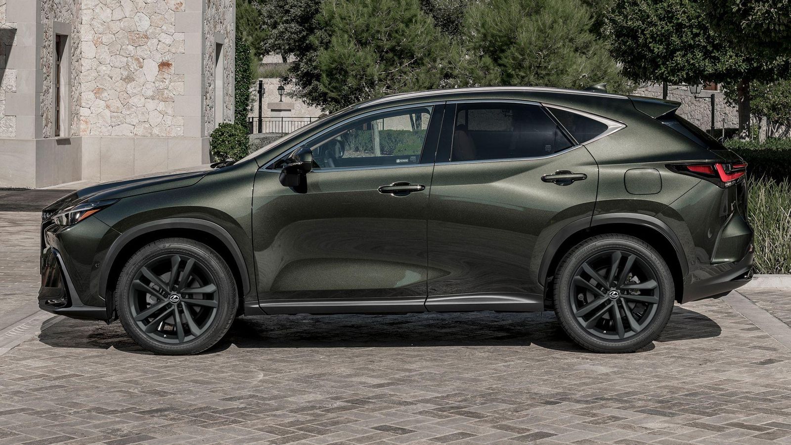 La oferta de niveles de acabado en el NX350h es una de las más amplias del mercado. Abarca desde los 55.400 hasta los 74.700 euros. La oferta de niveles de acabado en el NX350h es una de las más amplias del mercado. Abarca desde los 55.400 hasta los 74.700 euros.