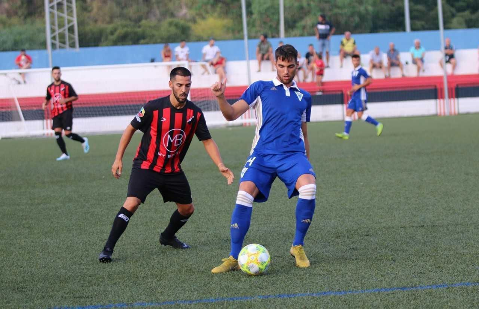 Manel controla un balón durante el San Pedro-Marbella. Manel controla un balón durante el San Pedro-Marbella.