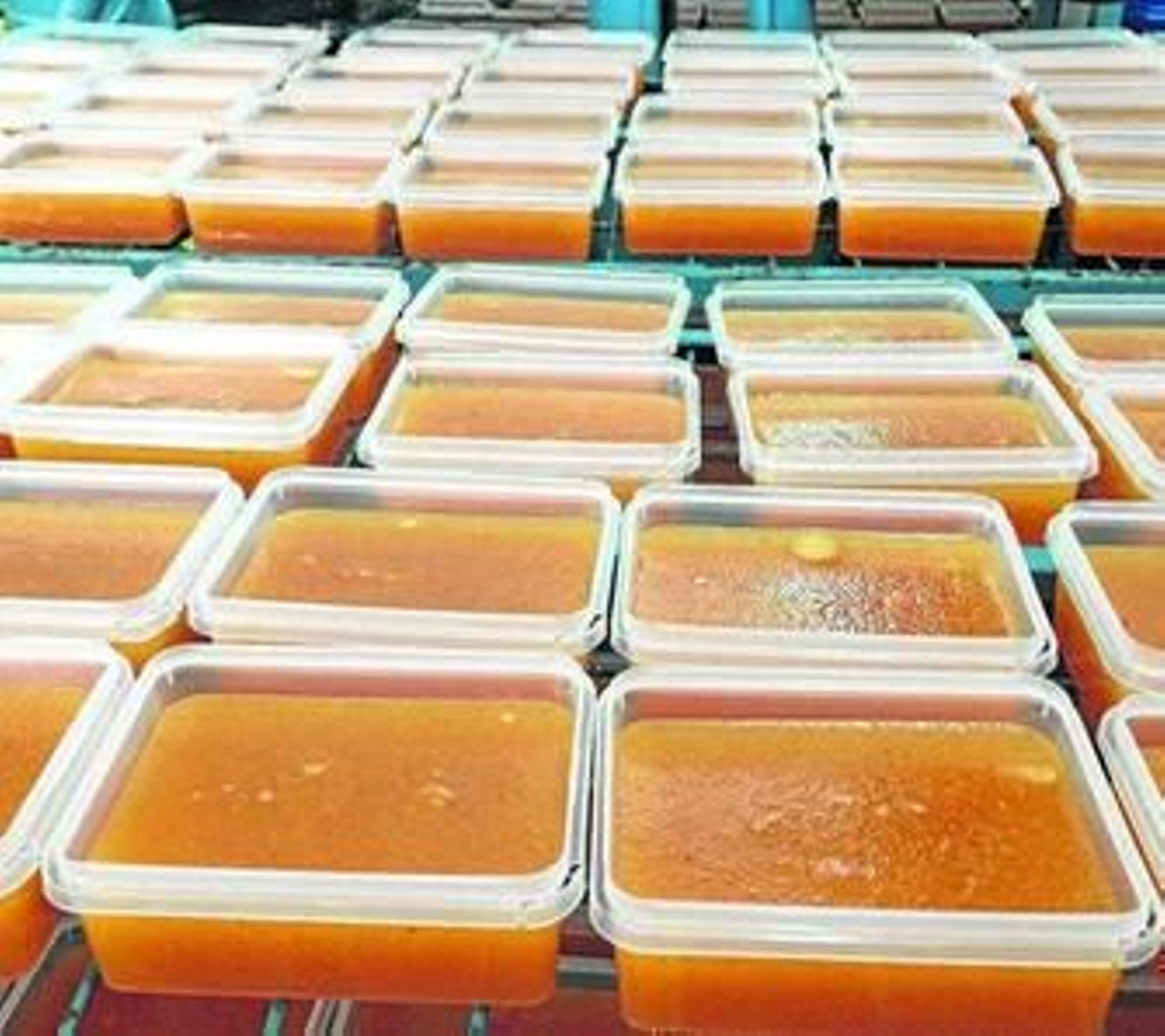 El dulce de membrillo listo ya en los envases que salen a la venta.