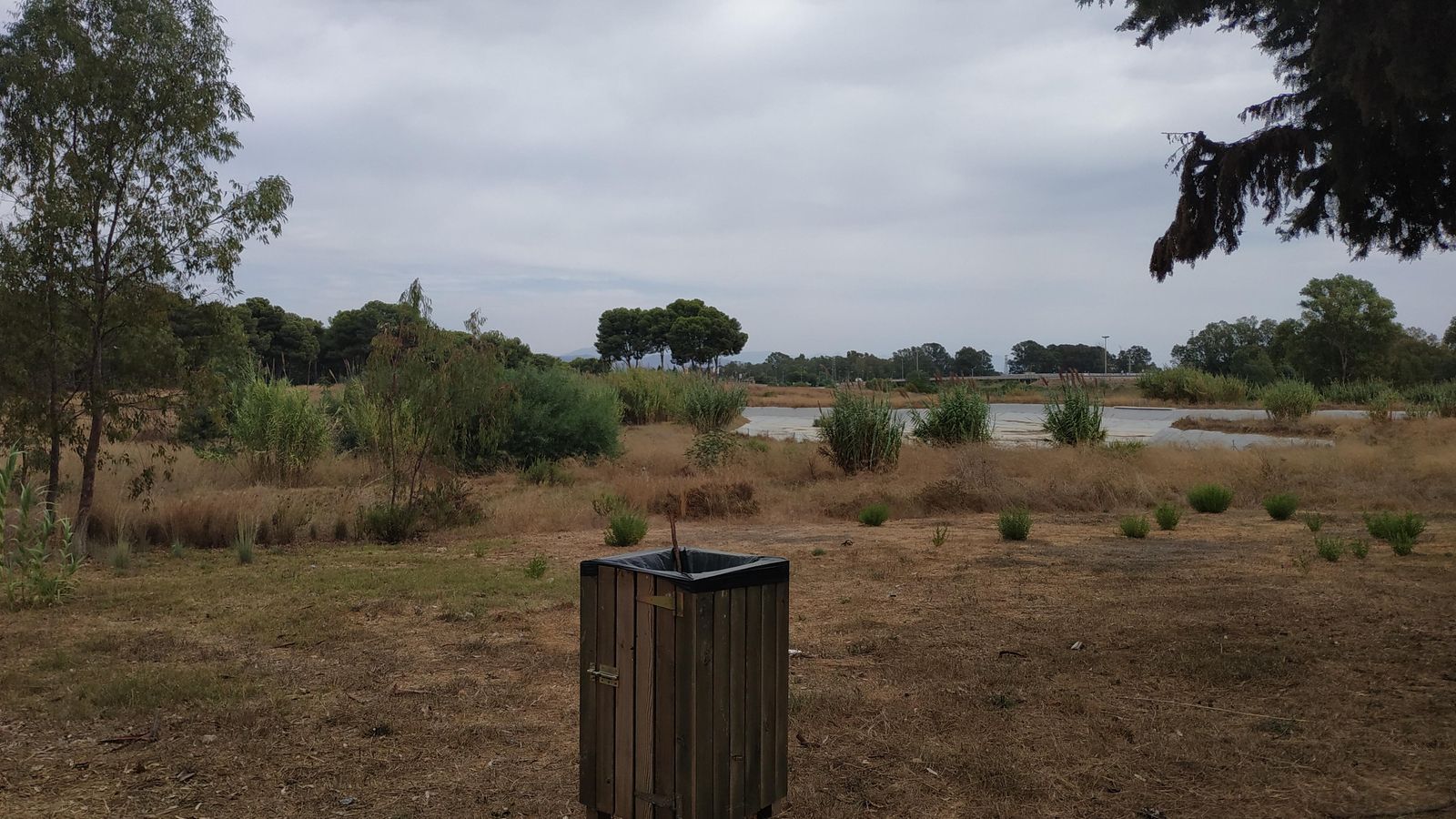 Una de las papeleras instaladas en el antiguo campamento.