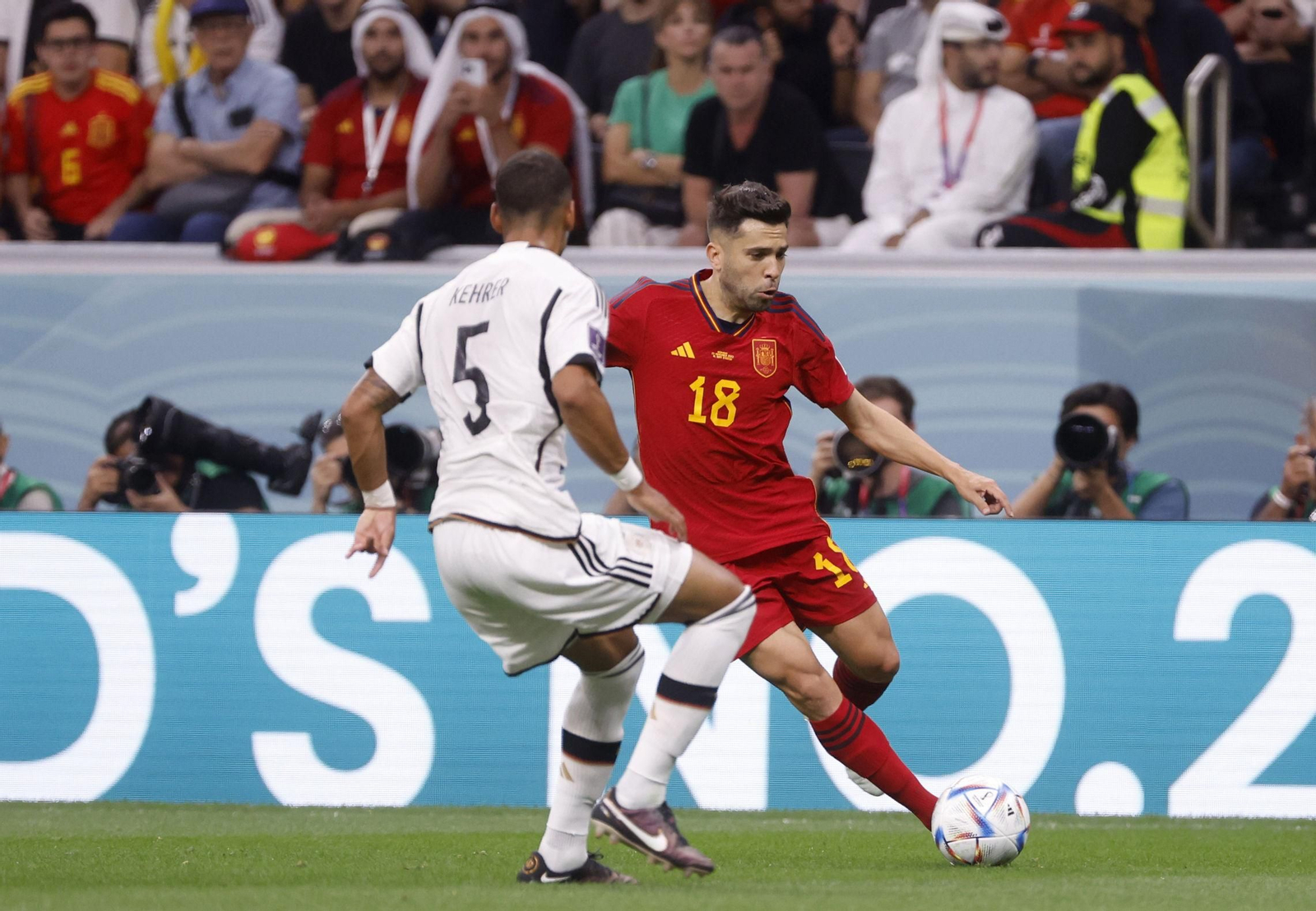 Jordi Alba centra el balón que le dio el gol a Morata.