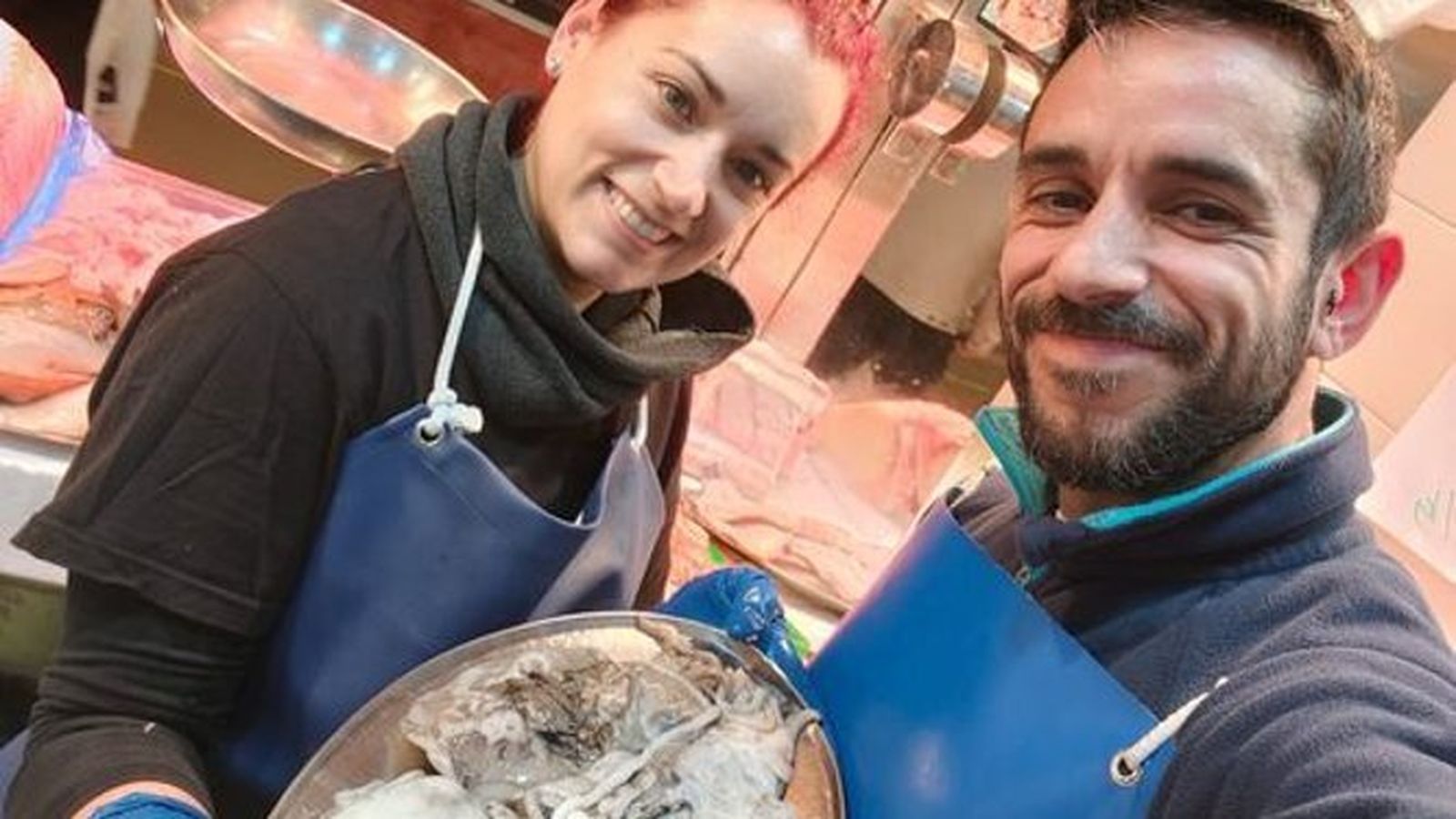 Un puesto de Chiclana sortea de una original forma cuatro chocos