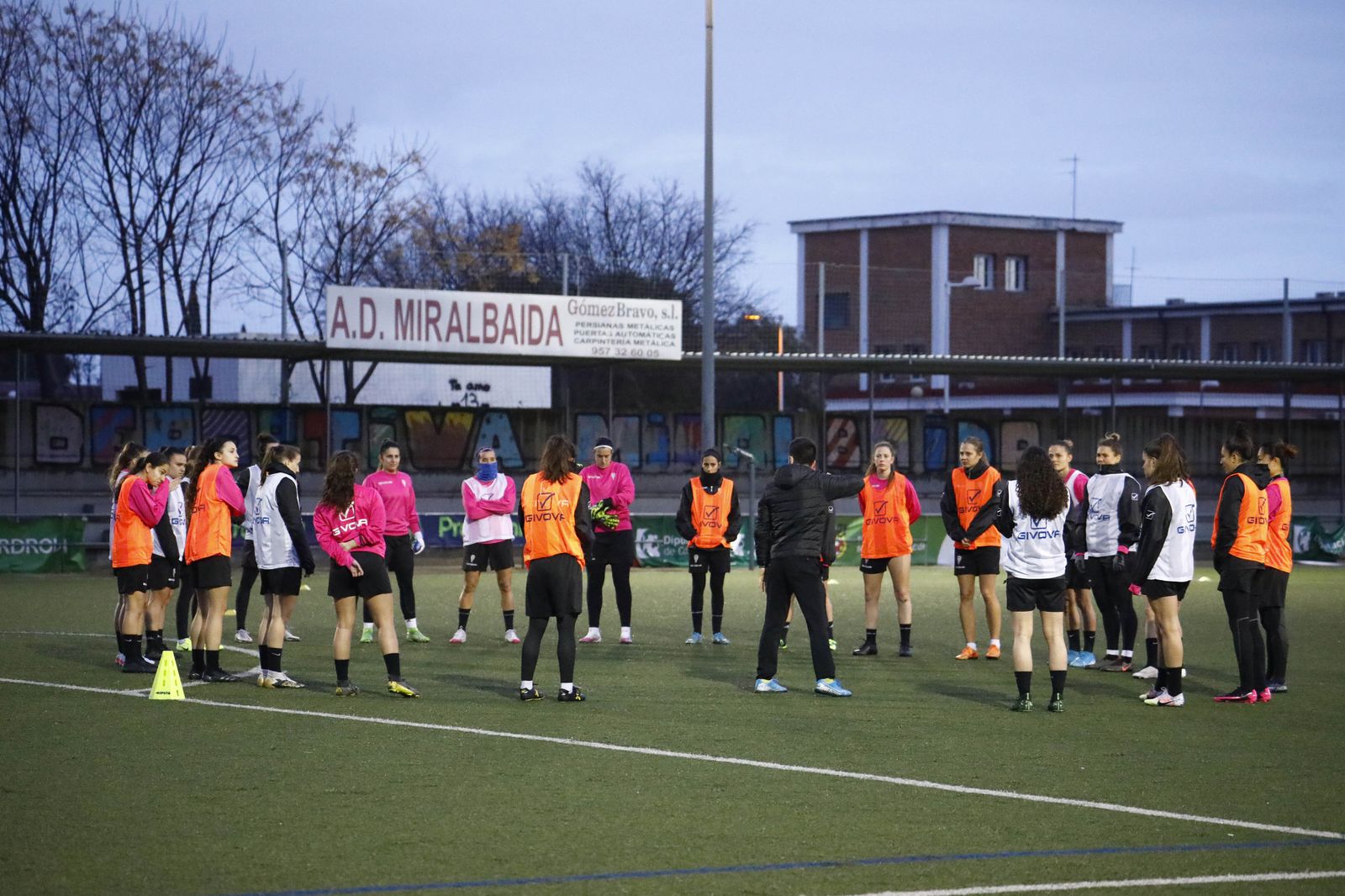 Las jugadoras del Córdoba Femenino, durante un entrenamiento en Miralbaida.
