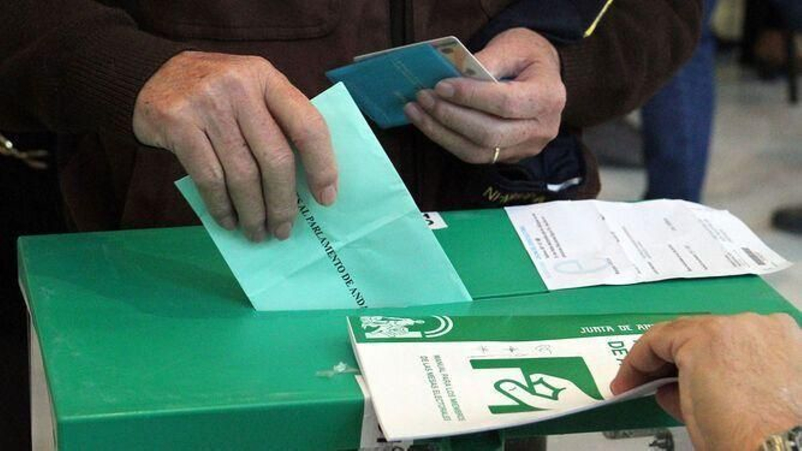 Un sobre en una urna en unas elecciones andaluzas. Un sobre en una urna en unas elecciones andaluzas.