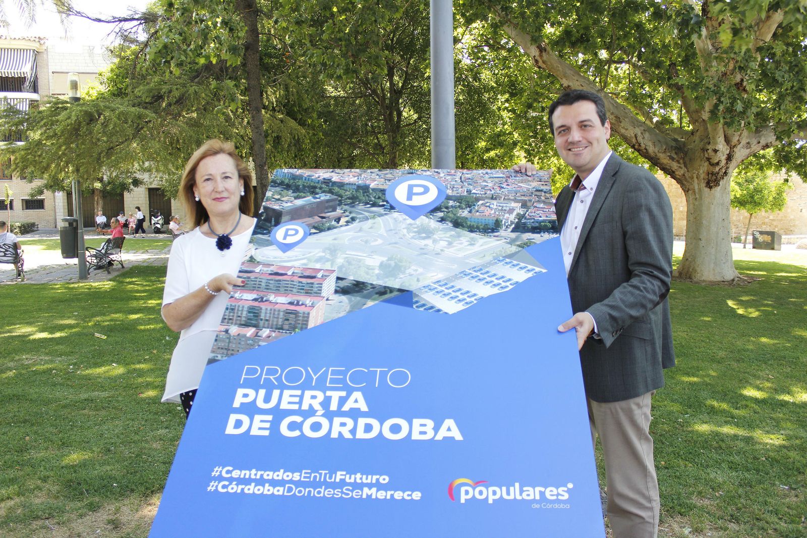 Laura Ruiz y José María Bellido muestran el cartel del proyecto