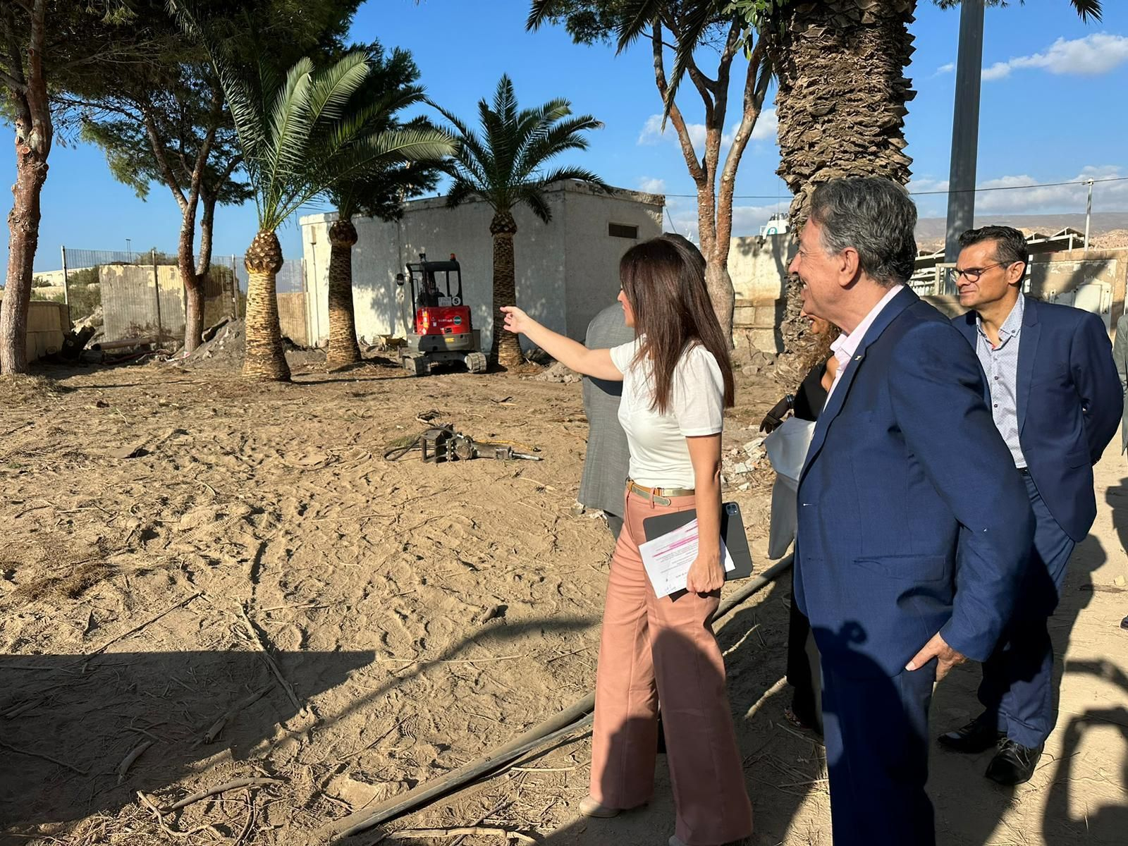 Rosario Soto, presidenta de la APA, muestra las obras del Puerto. Todo lo que envuelve al edificio principal se urbanizará para que los ciudadanos puedan pasear.