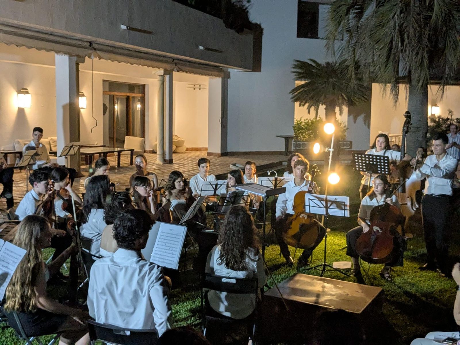 La Joven Orquesta Ciudad de Motril durante un concierto en Villa Astrida