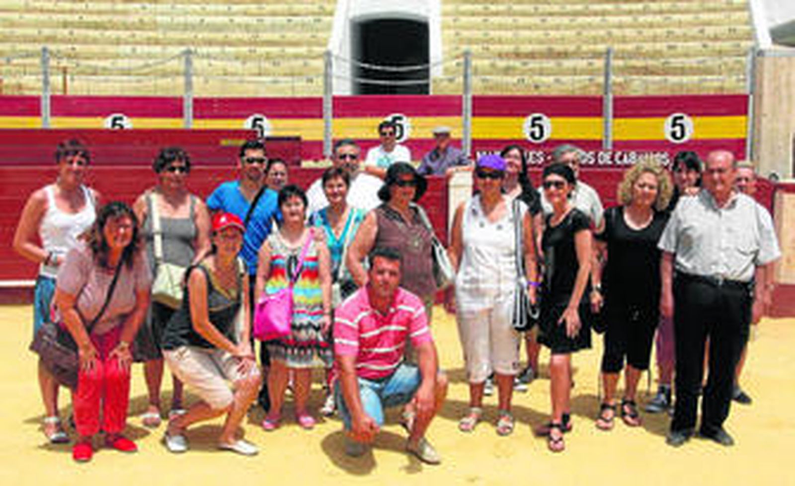 El grupo posó en el coso ante el tendido 5, al que algún día volverá Antonio Sabas, uno de los participantes.