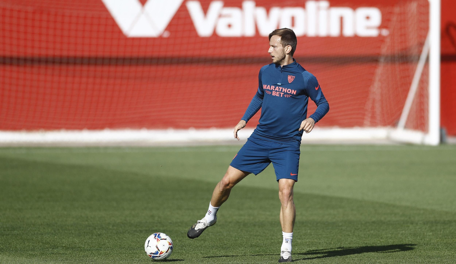 Rakitic maneja el balón mirando al horizonte en la ciudad deportiva.