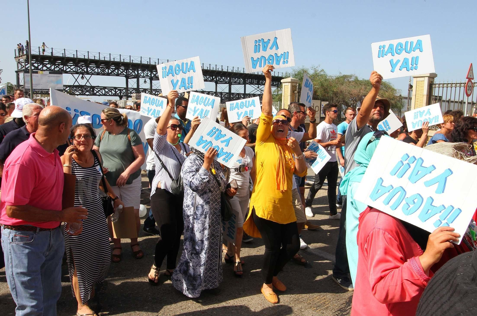 Imágenes de la manifestación para pedir agua y tierra para los regadíos del Condado.