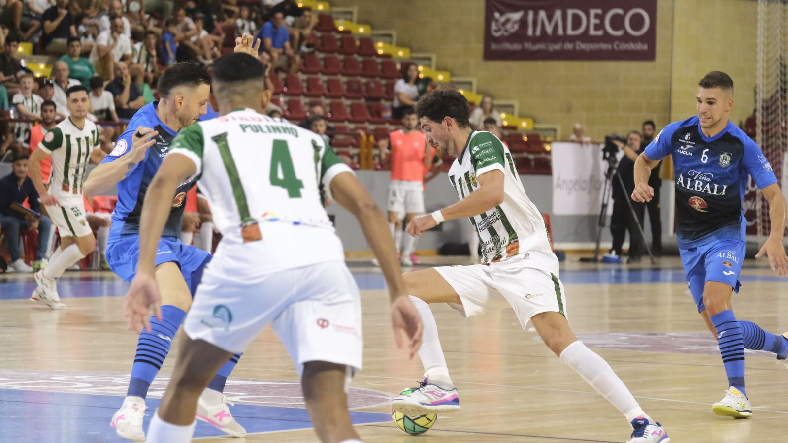 Zequi dribla a la zaga del Viña Albali Valdepeñas.