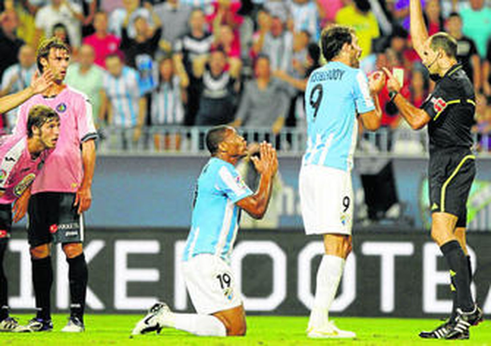 Julio Baptista le protesta al colegiado, que le amonesta por considerar que se ha tirado.