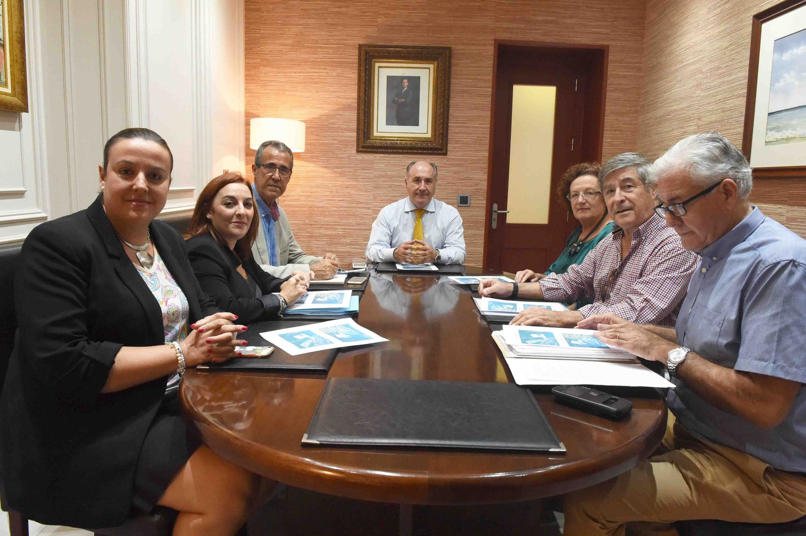 Landaluce, en el centro, junto a concejales del equipo de gobierno y miembros de la coordinadora.
