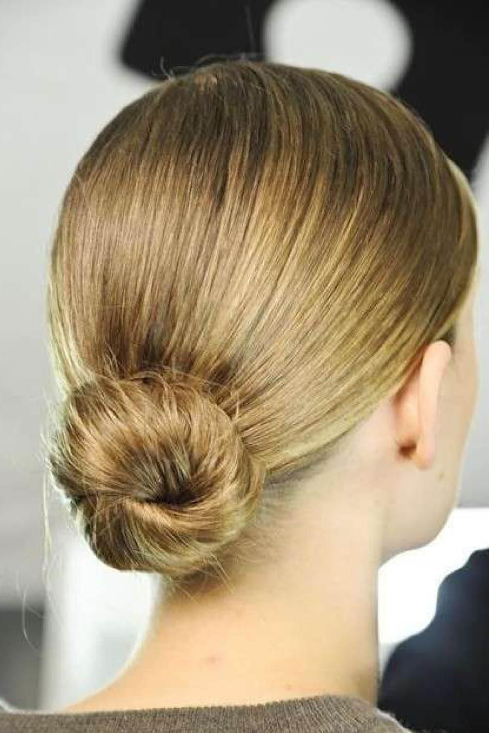 Moño bajo de aspecto pulido.