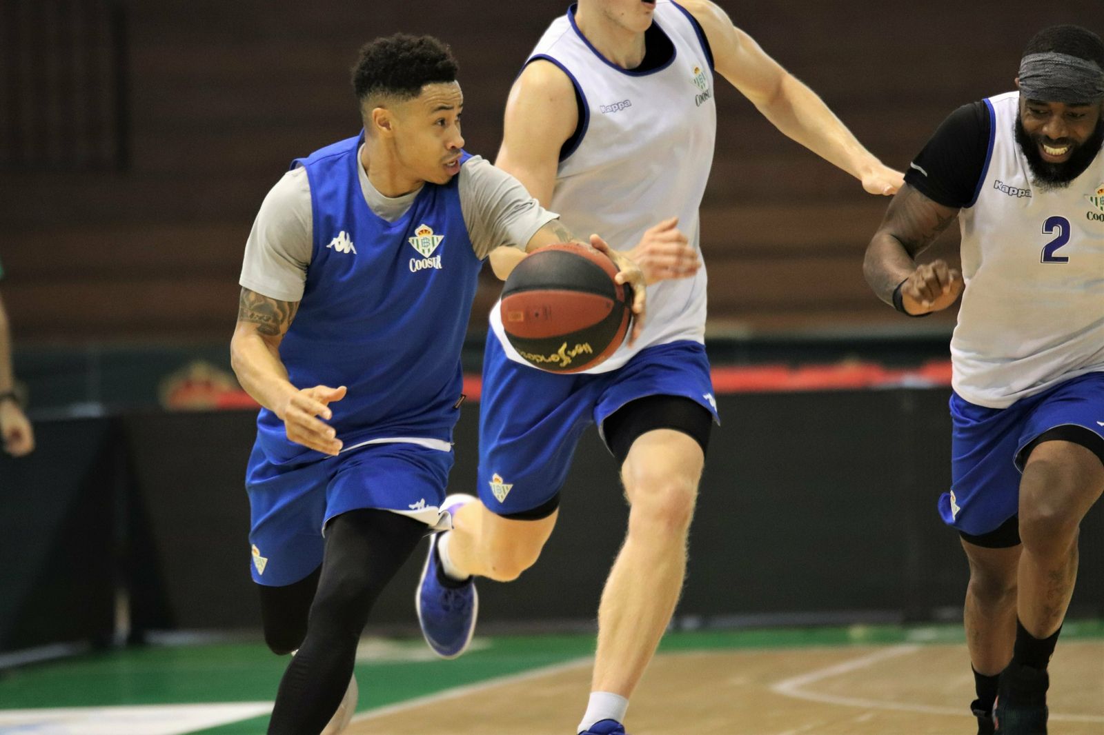 AJ Slaughter corre en ataque durante un entrenamiento en San Pablo perseguido por KC Rivers.