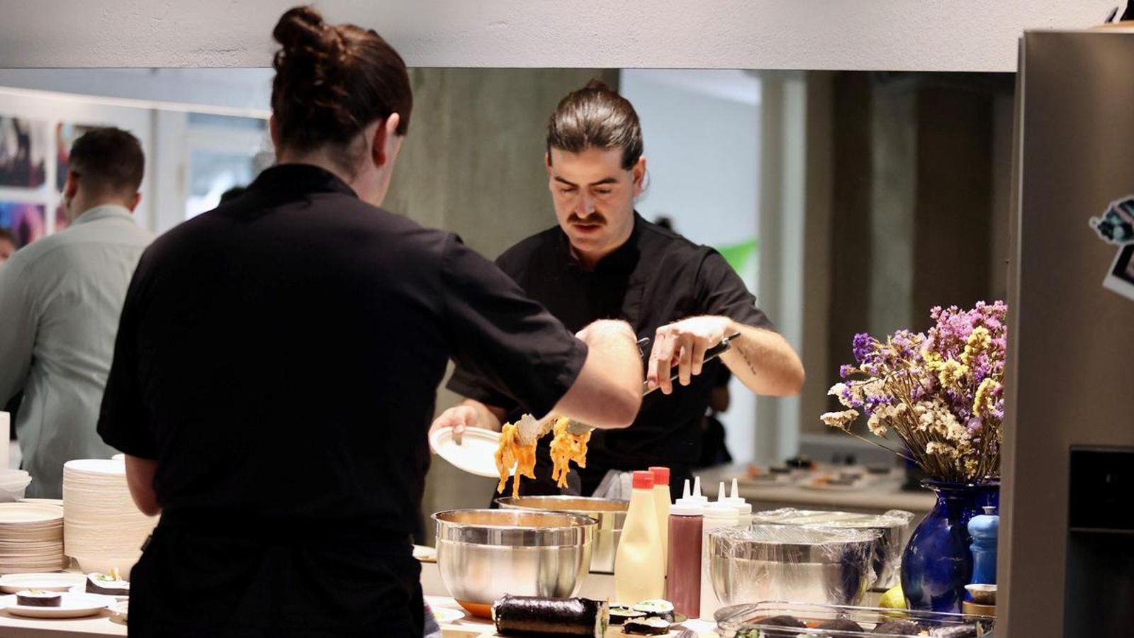 Ernesto preparando el menú coreano de Guateque